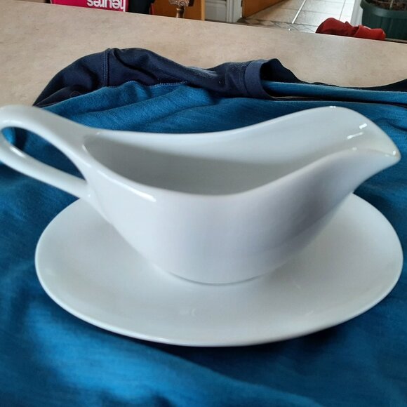Gravy/sauce boat with matching plate - Picture 1 of 2